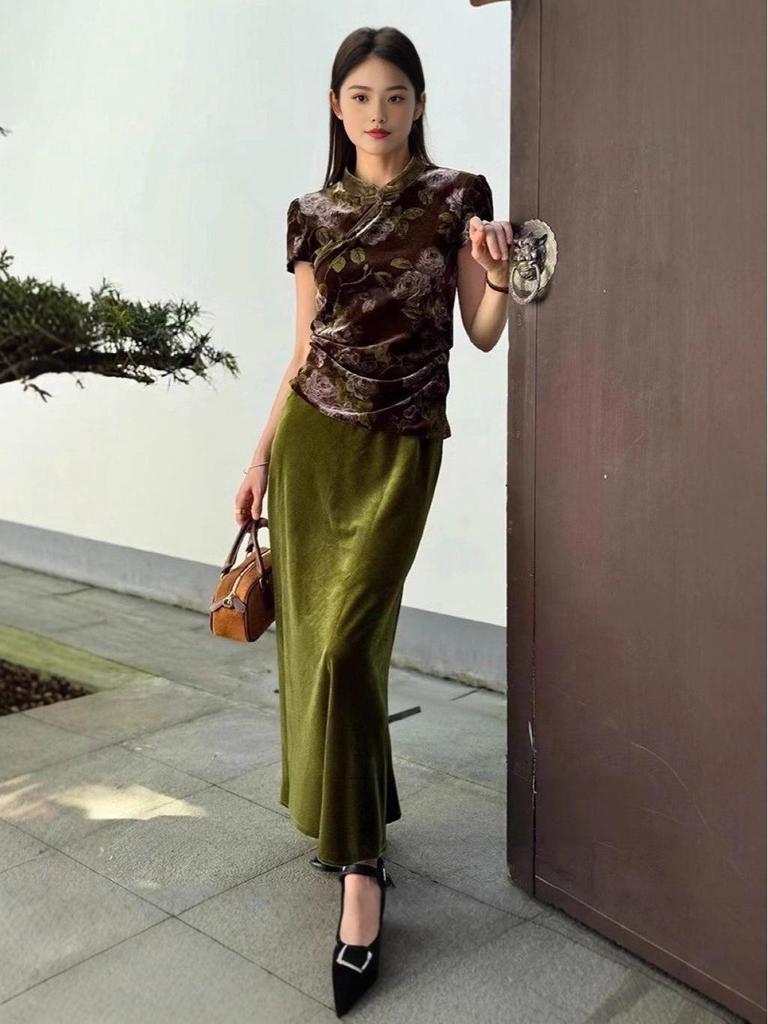 Elegant Fishtail Skirt: Velvet, Warm, Age-Reducing, Versatile