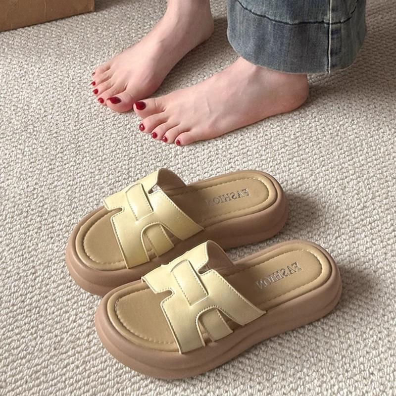 Woven thick-soled one-word slippers for women's summer wear new fashionable and versatile skirts, beach cool slippers