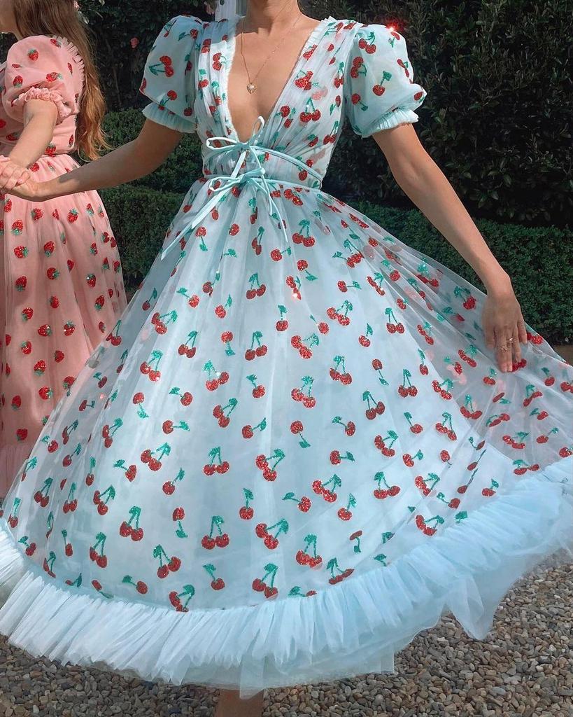 2025 Francouzské šaty s dlouhou plisovanou sukní z flitrů a síťoviny s jahodovým potiskem