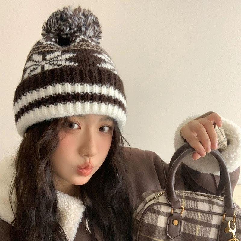 

Autumn and Winter Fair Isle Style Snow Flake Jacquard Knitted Hat Women Fluffy Fur Ball Keep Warmth Ear Protection Knitted Hat коричневий