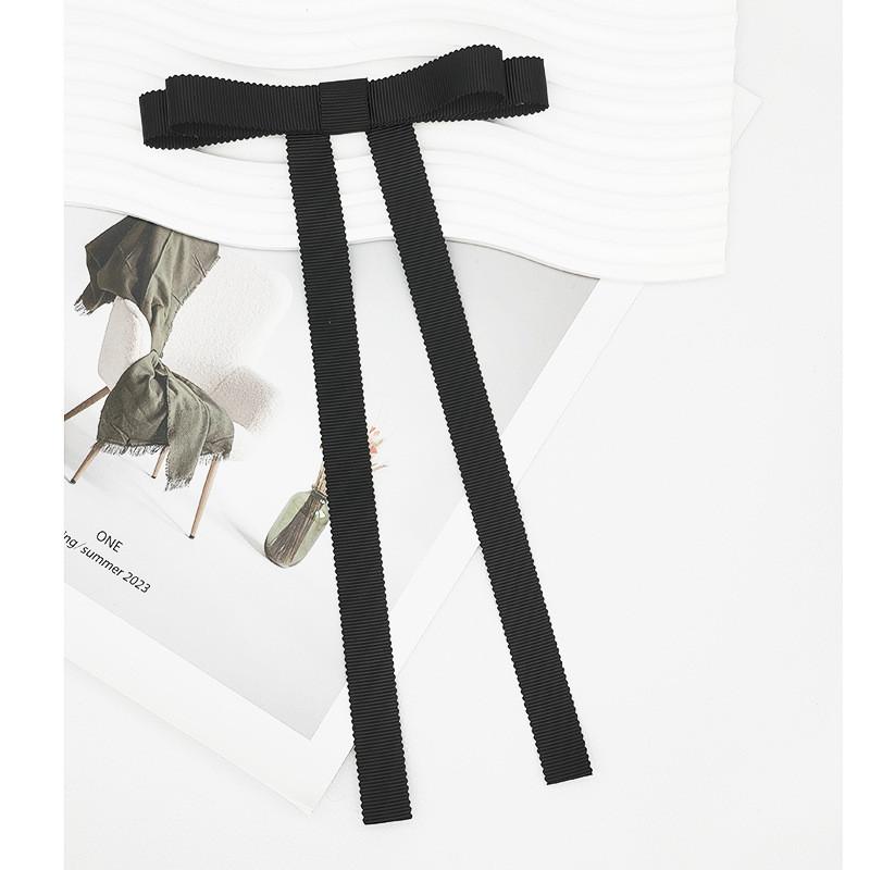 College-Stil Satin-Fliege mit Legierungsschmetterling-Design für Damen, Abschlussaccessoires