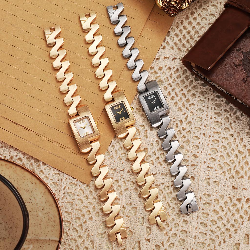 Surprise blind box; versatile square steel strap fashionable quartz ladies' watch; random style.