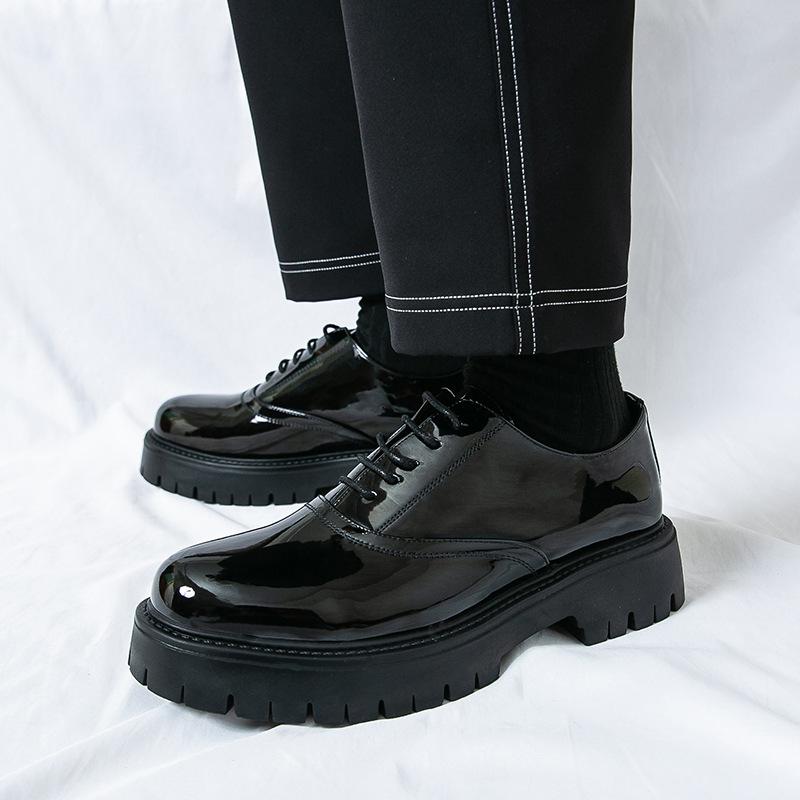 Nuove scarpe in pelle con plateau rialzanti, testa larga, vernice lucida, scarpe casual con tacco alto, parrucchiere