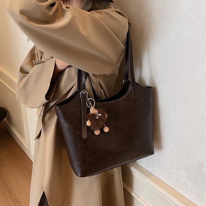 This Year's New Niche Design Commuting Versatile Soft Leather Texture Retro Large Capacity Portable Shoulder Tote