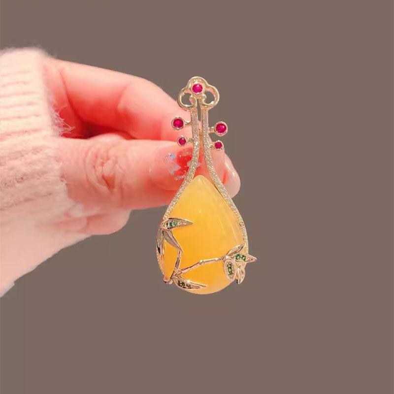 

Китайская антикварная брошь пипа, элитная женская брошь класса люкс, пряжка, защищающая от света, булавка, дизайн музыкальных инструментов, украшение для одежды