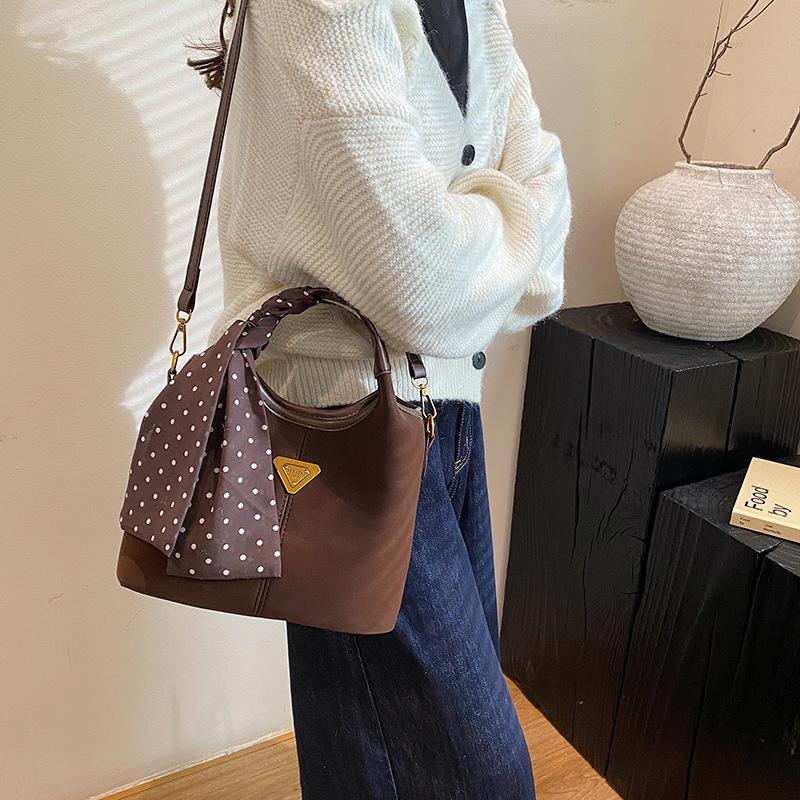 

Casual super fire niche bag women s 2025 new autumn and winter versatile messenger bag fashion explosion portable bucket bag 24*12*20