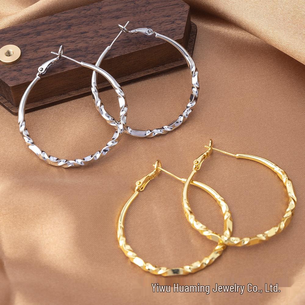 European & American Chic Hoop Earrings: Light Luxury, Sweet & Cool, Stylish & Versatile, Slimming Temperament.