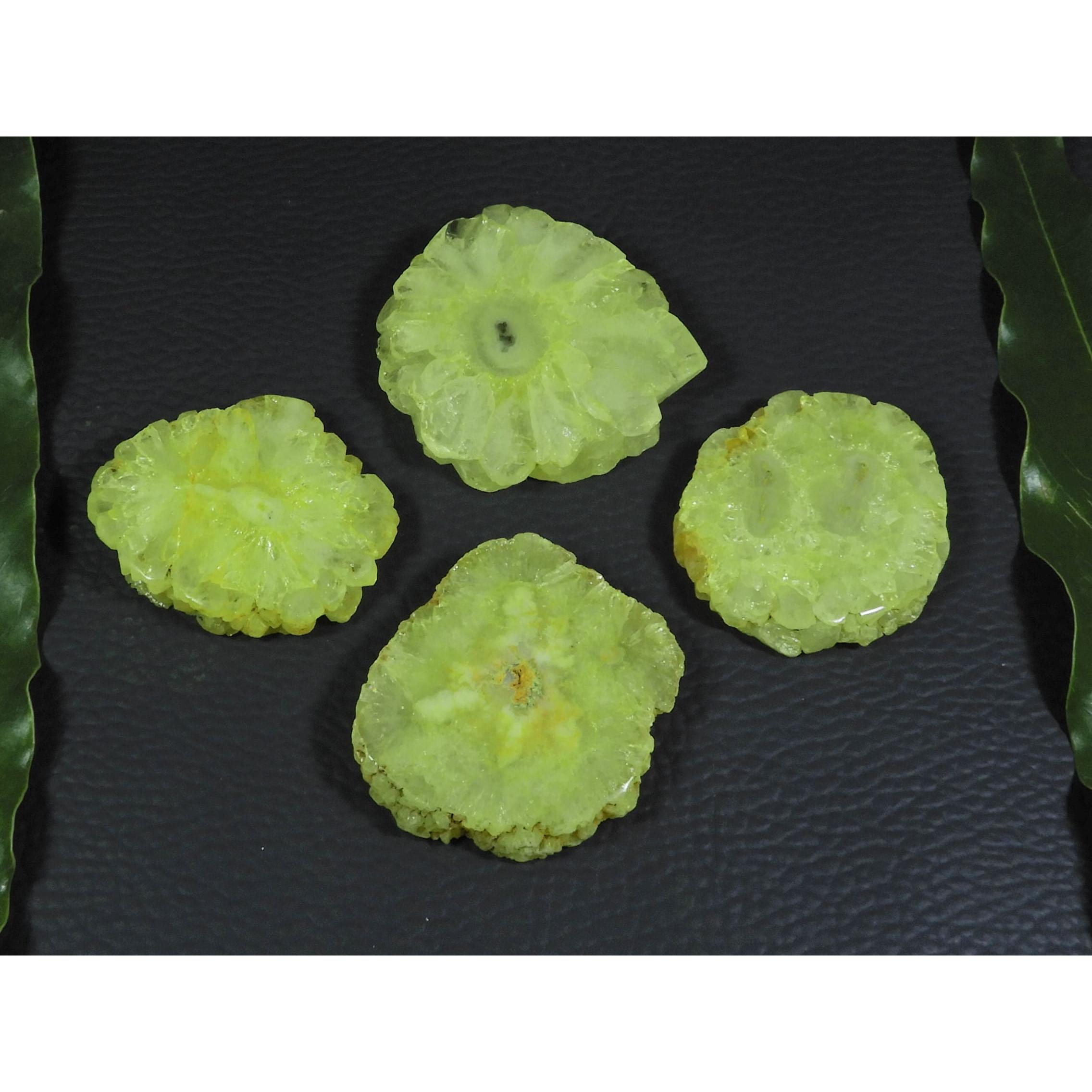 

251Cts. Окрашенный солнечный агат друза 4 шт. Кристалл, россыпь драгоценных камней, лот 30X34-35X40 мм A-234