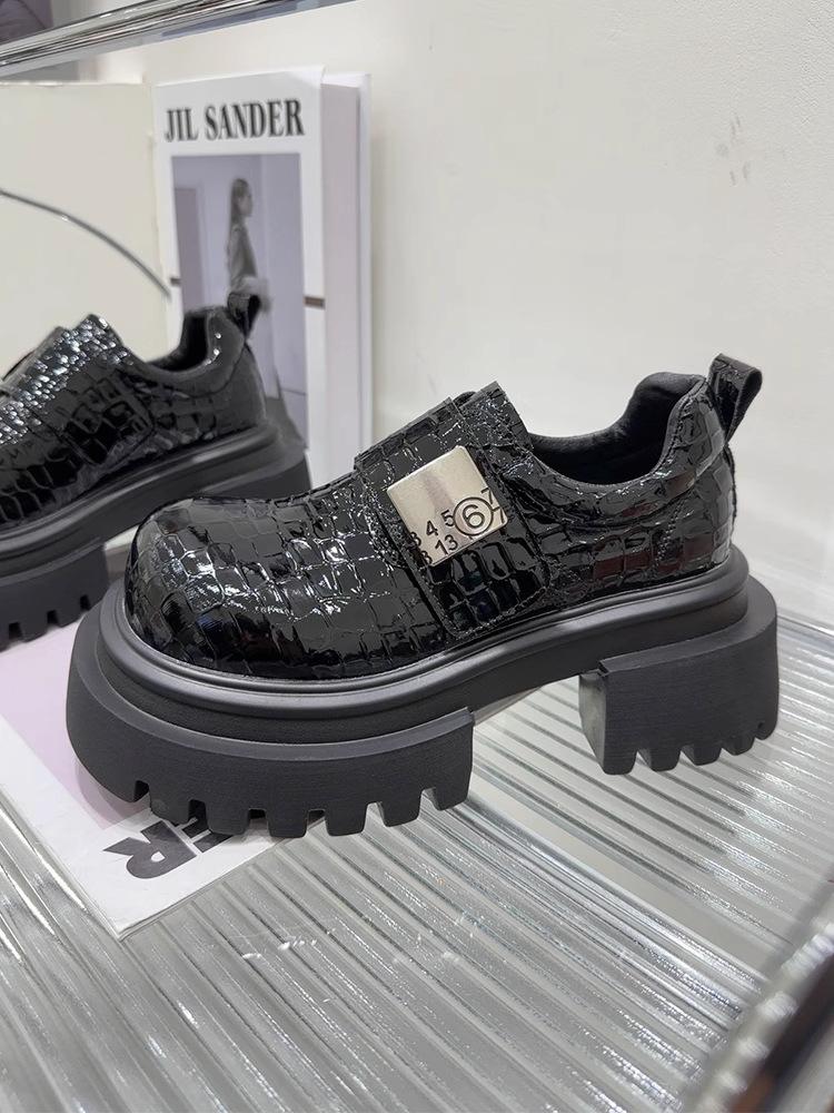 

Европейская станция женская обувь 2025 весна новая платформа на маффинах лоферы на липучках британский стиль лакированная кожа обувь для ленивых прилив 40 чёрный