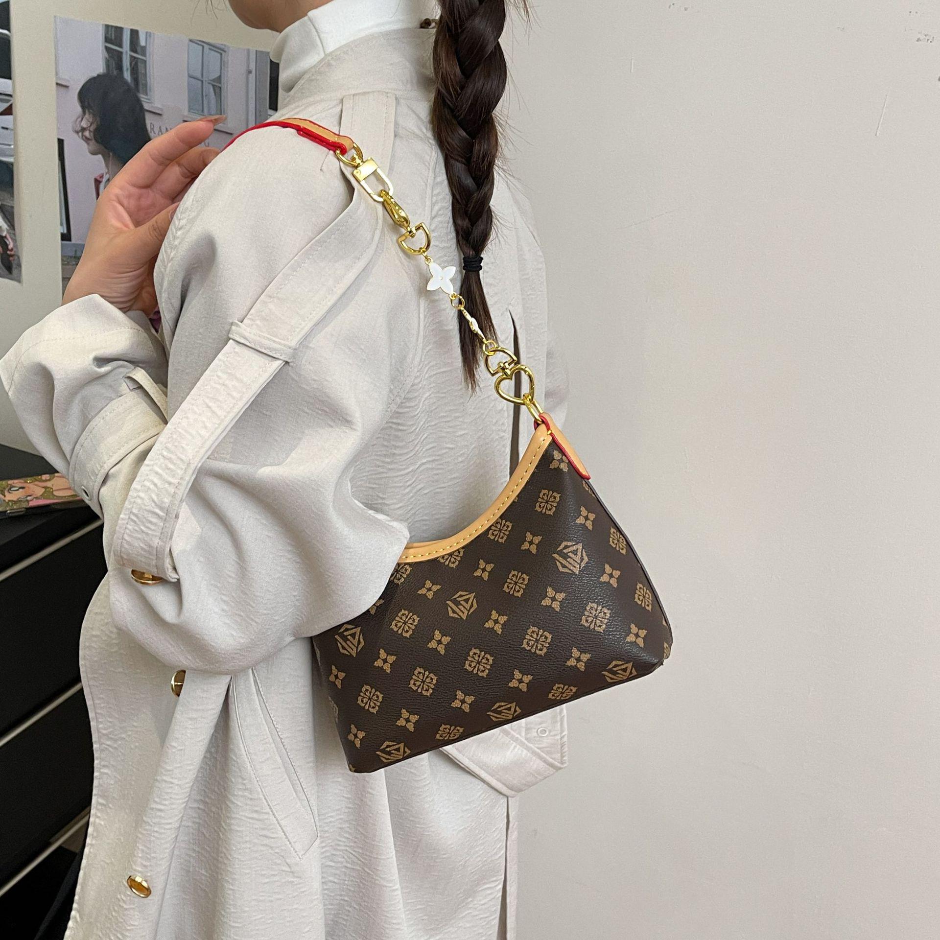 

Autumn 2025 High-End European & American Fashion Tote: Large Capacity, Casual Underarm Bag for Commuting, Single Shoulder & Crossbody.