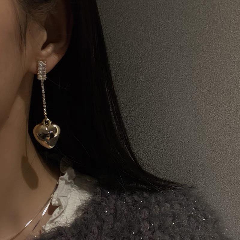 Exquisite and high-end~ Super flash zircon asymmetric love metal earrings, French high-end design niche temperament