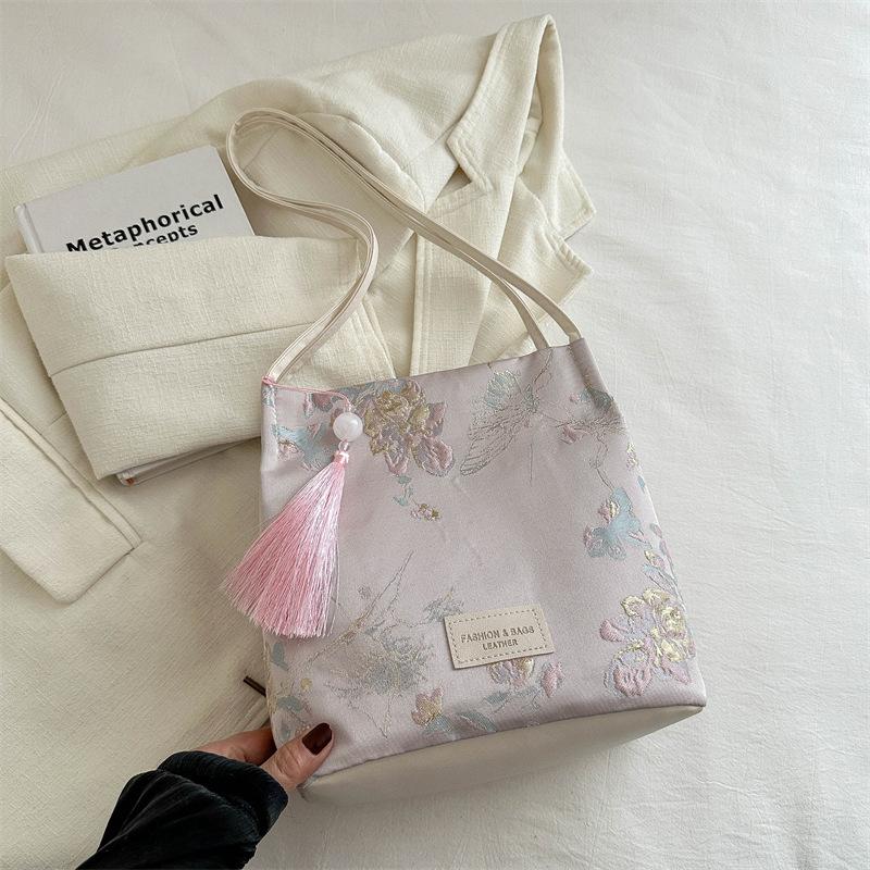 

Embroidered satin bag new summer niche design shoulder portable crossbody bucket bag рожевий