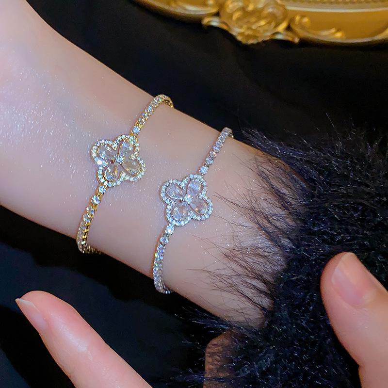Four-leaf Zircon Buckle Bracelet, Fashionable Light Luxury Temperament, High-end Bracelet, Personalized Trendy Jewelry.