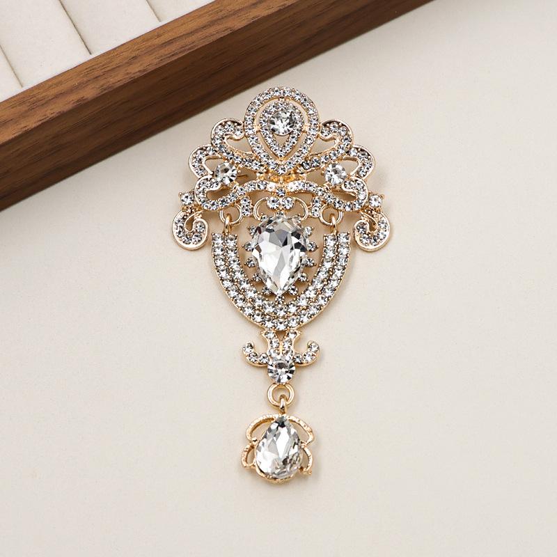 Retro European-American Rhinestone Crown Brooch: Classic Crystal Pin for Women