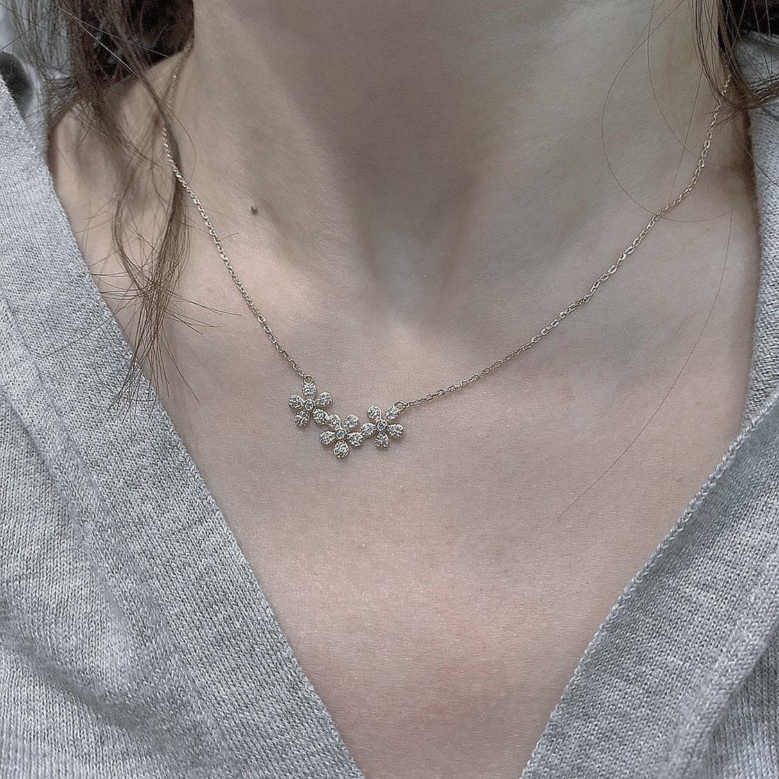 Prosperous Flowers S925 Sterling Silver Three-Petal Pendant Necklace – White Gold Plated, Versatile & Exquisite Clavicle Chain for Women S925 Silver белого золота
