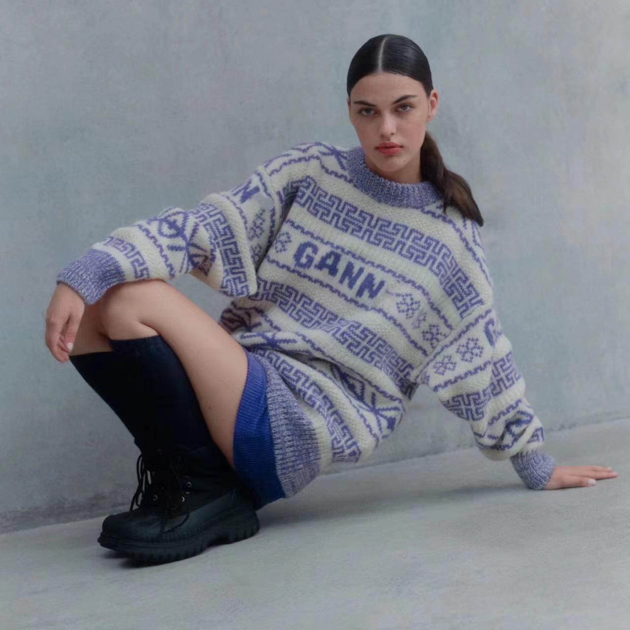 

Женский пуловер из жаккардовой шерсти фиолетового цвета - Круглый вырез, Свободный крой, Повседневный Size 36 фиолетовый