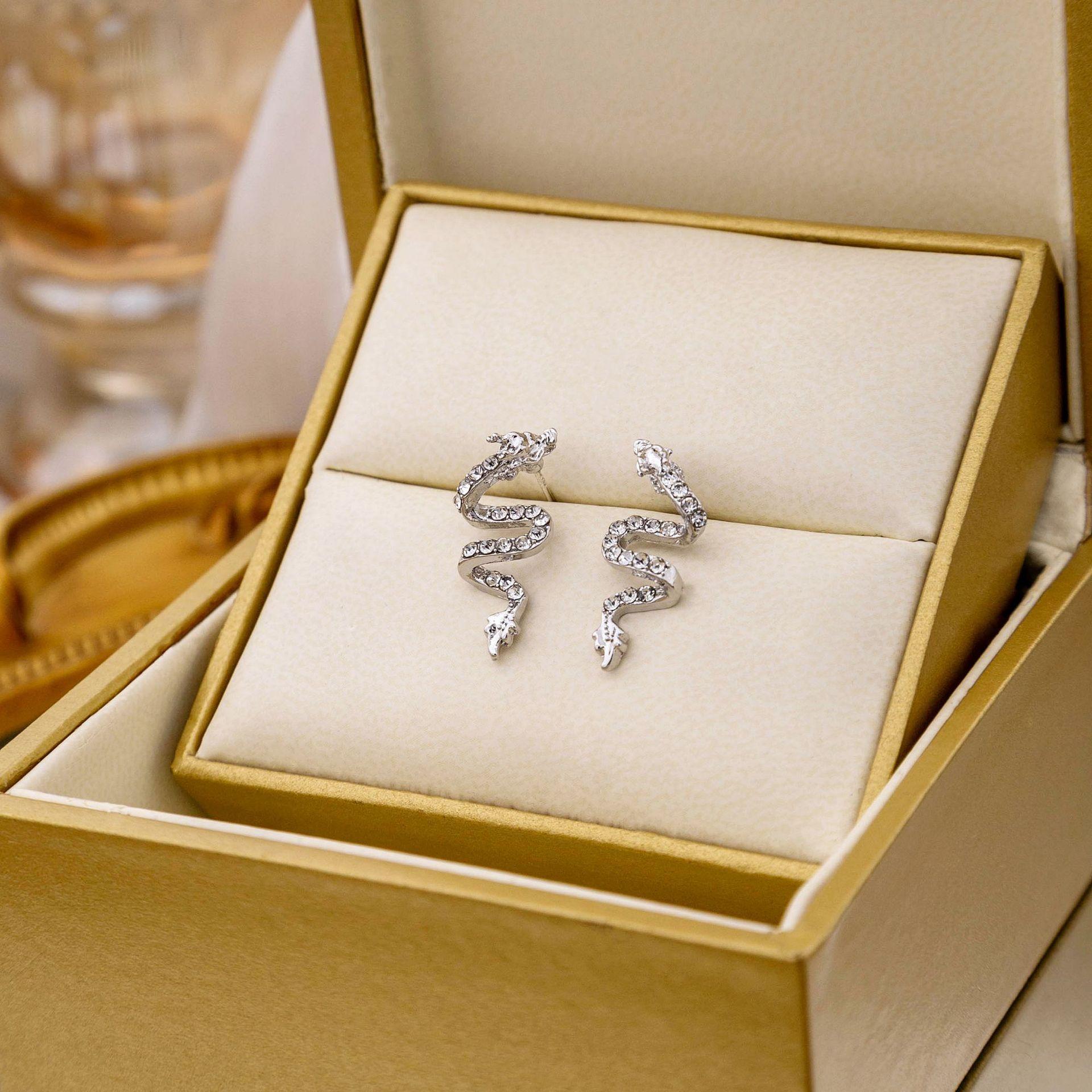 Chinese Style New Year S Birth Year Dragon Year Take Off Earrings, High-End Light Luxury Diamond-Encrusted Dragon Earrings