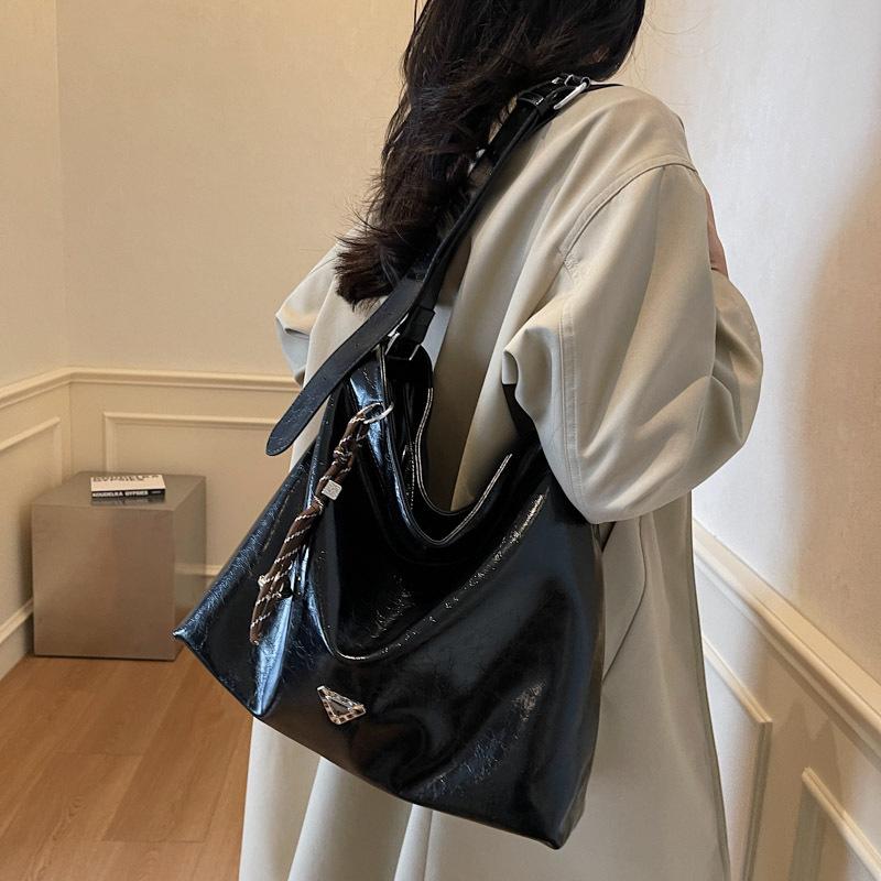 Bag Winter Premium Underarm Bag Women's 2025 New Simple Large Capacity Tote Bag Versatile Shoulder Crossbody Bag