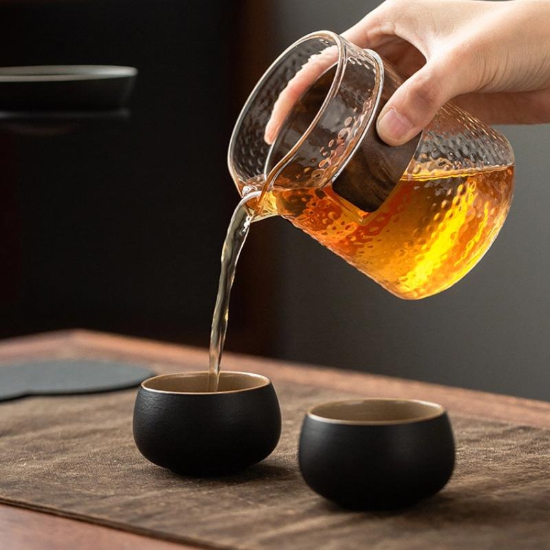 Ensemble Passoire à Thé en Céramique Noire – Filtre en Céramique de Style Japonais avec Cadre en Fer et Tasse d'Équité pour le Thé Gongfu
