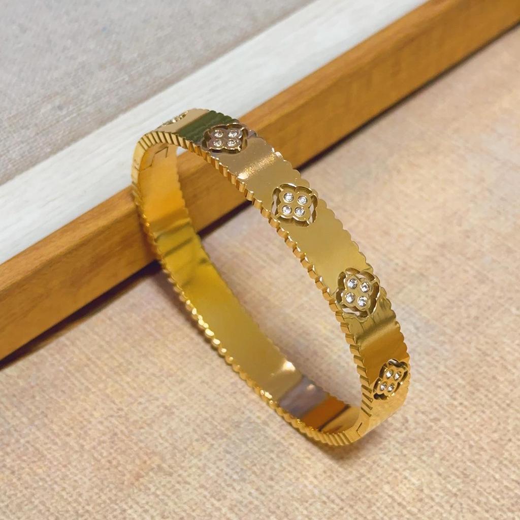 Luxusní dámský náramek z titanové oceli se zirkony a akcenty z bílé perleti