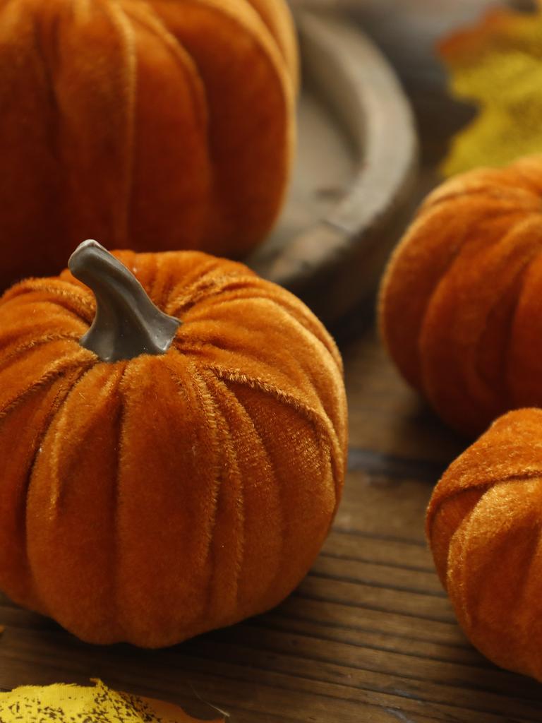 Velvet Artificial Pumpkins Decoration Brown Pumpkin Decor for Fall Halloween Thanksgiving Autumn Harvest Home Decorations Gift