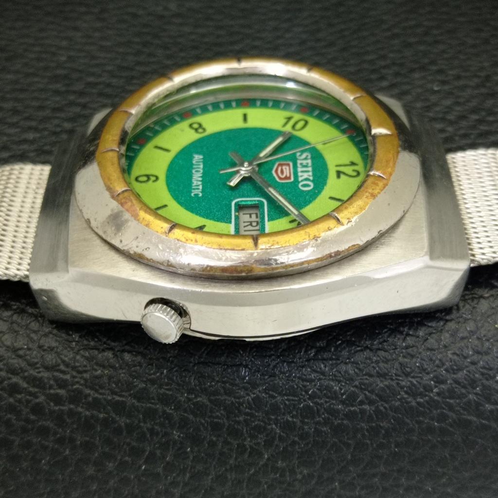 AUTOMATIC VINTAGE SEIKO 5 JAPAN 7019A MENS GREEN COLOR DIAL WATCH a702105-5 R208-a702105