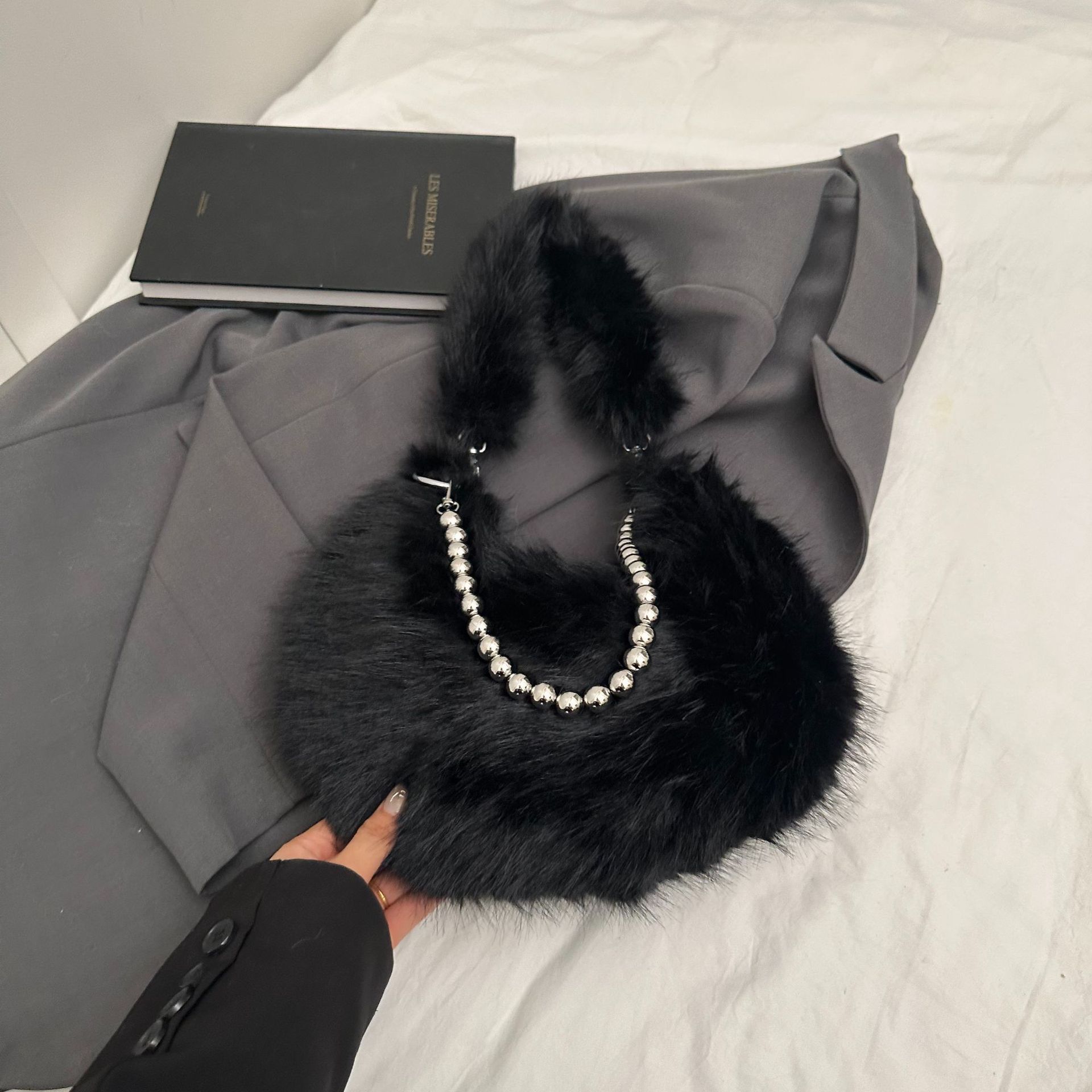 

2025 осень новая красивая сумка-полумесяц подмышку для通勤, повседневная французская мода, простая плюшевая сумочка чёрный