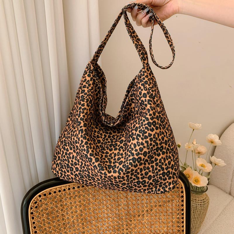 Chic Canvas Tote Bag For Women With Beautiful Aesthetic And Spacious Design