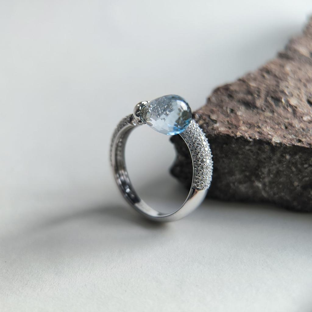 Серебряное кольцо с натуральным топазом 5.49ct, фианитами, вес изделия 3,89 гр (2206989)