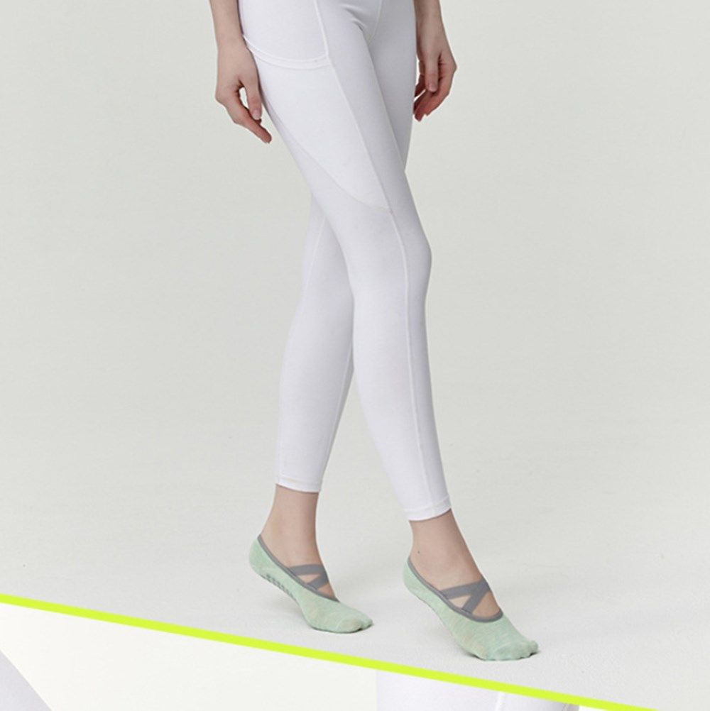 Grippers Cushioned Silicone Sole Women Breathable Ballet Cross Yoga Socks Pilates Socks Anti Slip