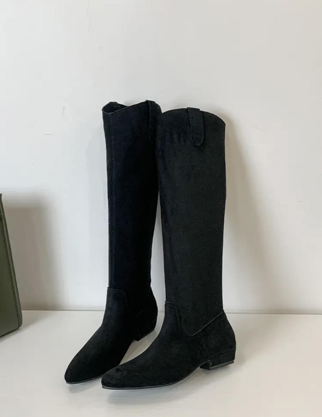 

2024 Новый Стиль Кучи Сапог Заостренный Носок Квадратный Каблук Замша Римский Стиль Коричневые Длинные Сапоги до Колена Женские Сапоги 39 чёрный