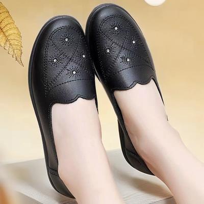 Sapatos de mãe primavera e outono sapatos de couro sola de gelatina antiderrapante sapatos sociais femininos confortáveis para trabalho sapatos para idosos meia-idade e idosos 2024 nova moda
