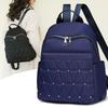 Modischer Rucksack mit Nietendekoration für Damen, großes Fassungsvermögen, einfarbig, Nylon-Rucksack, neue luxuriöse, lässige Reise-Schultertaschen