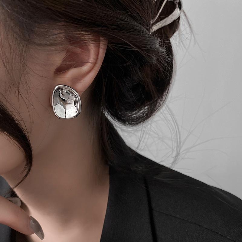 Neue Unregelmäßige Metall-Ohrringe Für Frauen Retro Trendiges Ohrringdesign Schlichtes Temperament Senior Modeschmuck