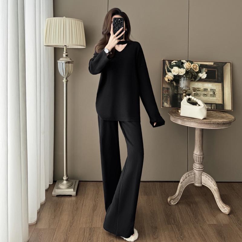 

Elegant Halter Neck Knit Sweater & Wide-Leg Pants Set for Women - Autumn/Winter M