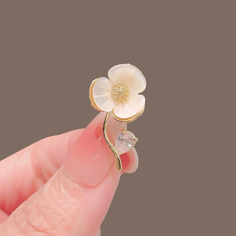 

Ракушка маленькая камелия простой, маленький и изысканный цветок дворец чеонгсам аксессуары брошь брошь булавка анти-свет пряжка женский золотой