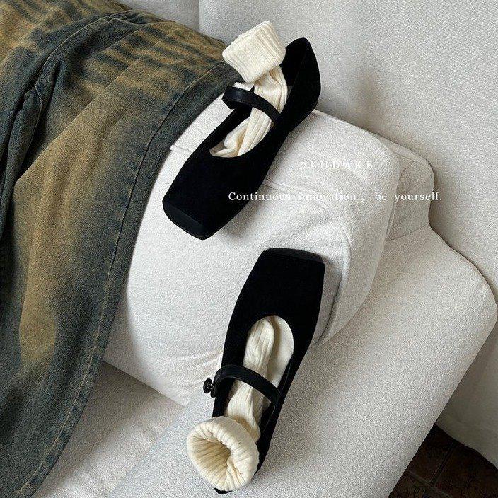 

2024 Новые замшевые женские туфли Мэри Джейн: Универсальный корейский стиль, квадратный носок, идеально подходит к юбкам. 39 чёрный