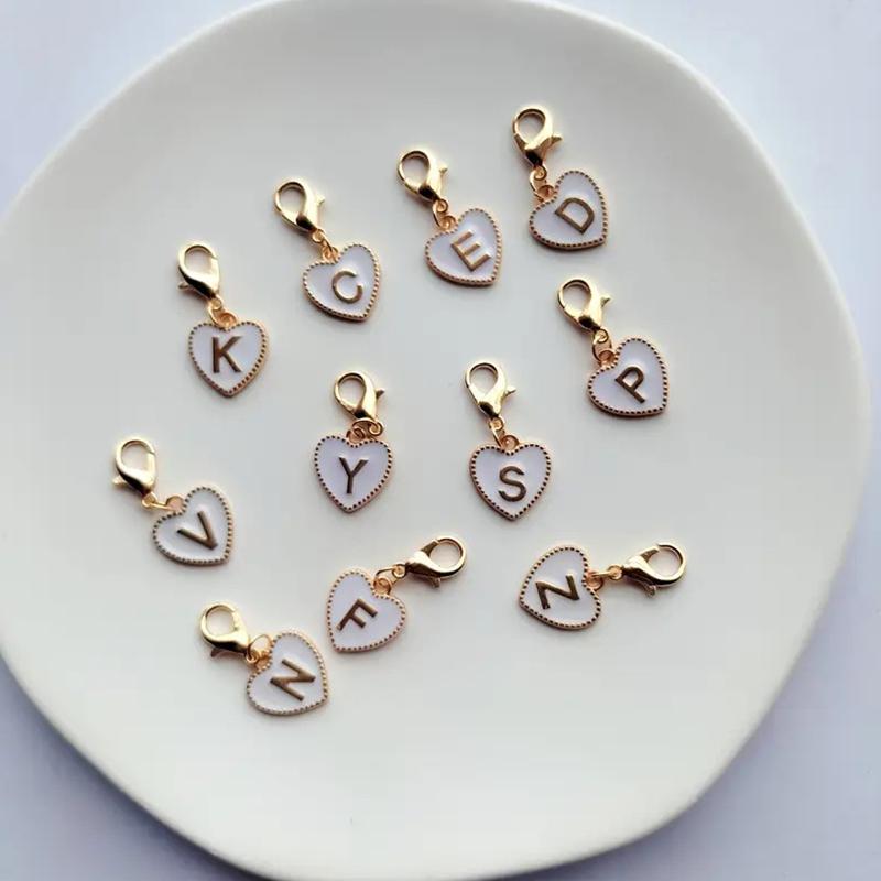 Hetsäljande 26 engelska bokstäver vit dubbelsidig persikohjärta nyckelring hjärtformad legeringsaccessoarprydnad