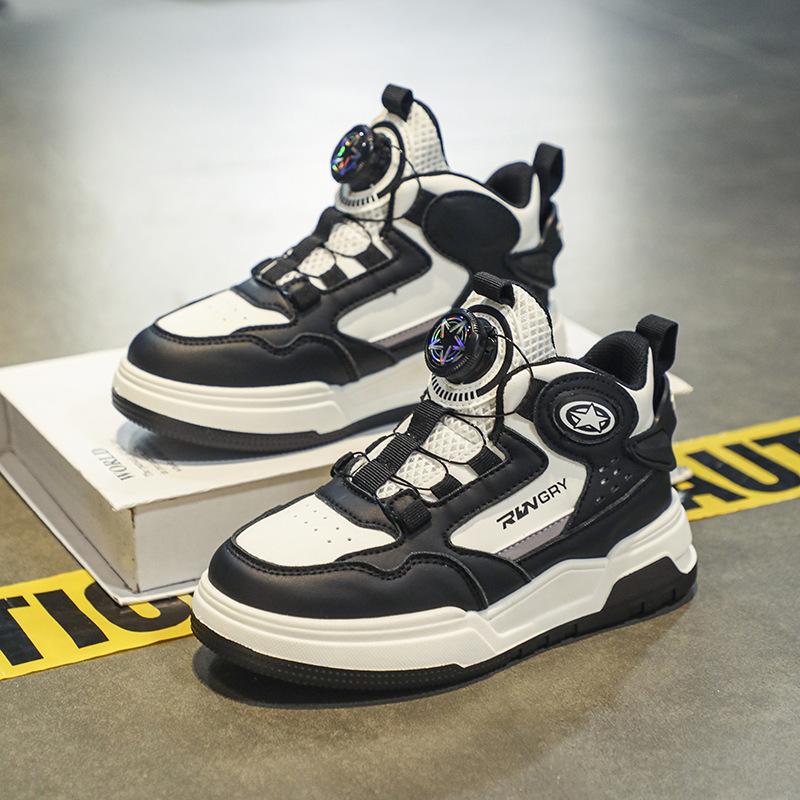 

Обувь для мальчиков, кроссовки, осень 2024 г., новые модные детские туфли с вращающимися пуговицами и высоким верхом, хип-хоп, для мальчиков, кожаная поверхность 37