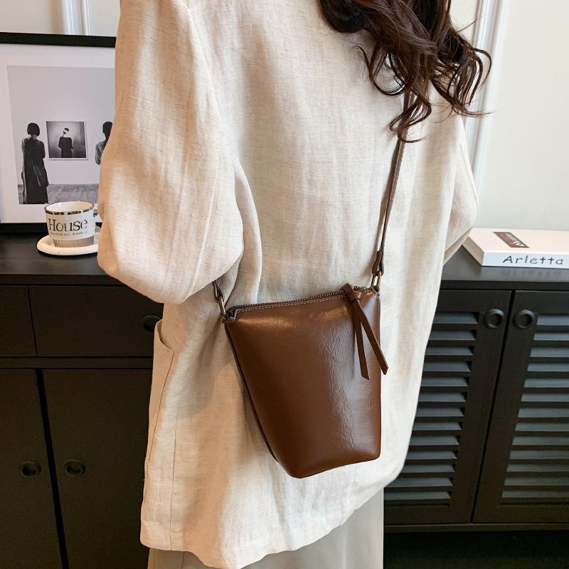 This Year's Popular Small Bags, Women's Striped Women's Bags, Fashionable and Versatile Shoulder Bags, Simple Messenger Mobile Phone Bucket Bags.