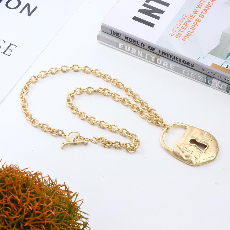 Vintage Art Style Gold Lock Buckle Pendant Jewelry High-Quality Heavy Industry Necklace Accessories Gift