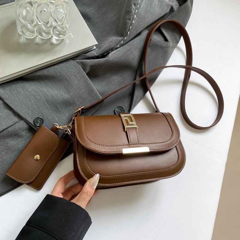 

Сумка-седло подмышку для поездок на работу женская 2025 новая модная универсальная премиальной текстуры нишевая легкая роскошная на плечо кроссбоди коричневый