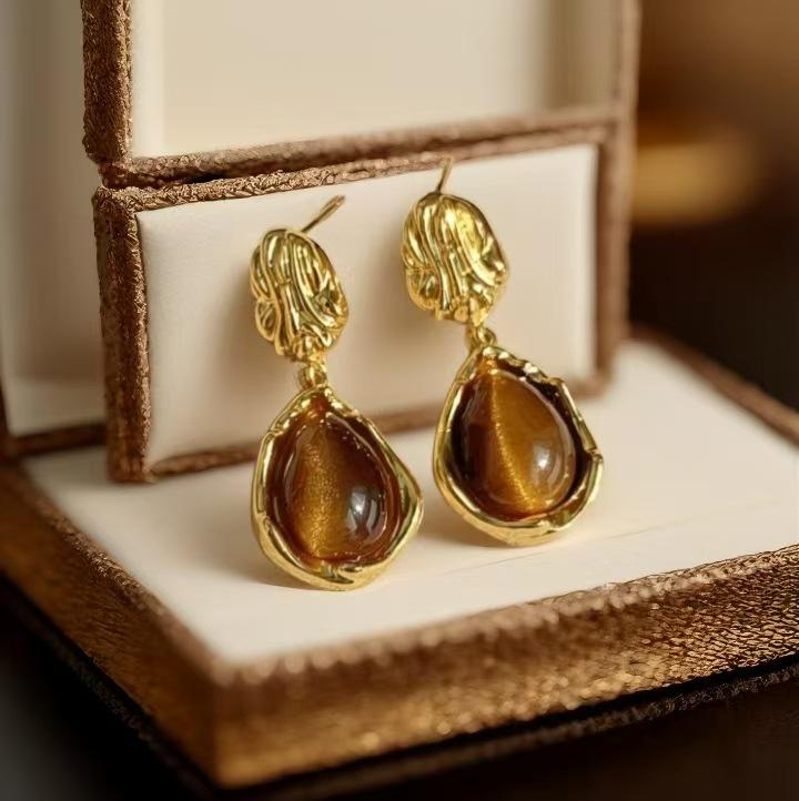 Vintage Amber Water Drop Earrings for Women - Retro Hong Kong Style, Elegant Studs, Light Luxury Fashion.
