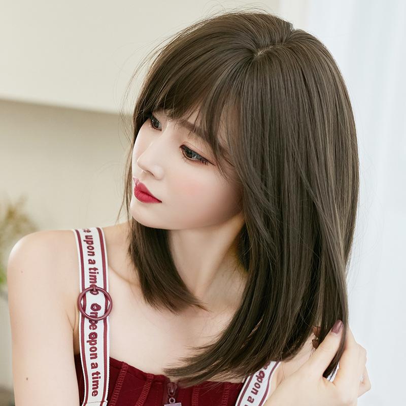 Women’s Medium-Length Shoulder-Length Full Wig with Blunt Bangs Influencer Style Natural-looking Synthetic Wig