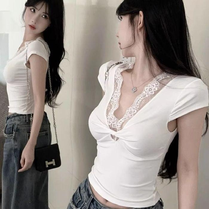 Lace splicing kink v-neck short-sleeved T-shirt women's summer design sense slim-fitting white pure desire wind tight and thin top