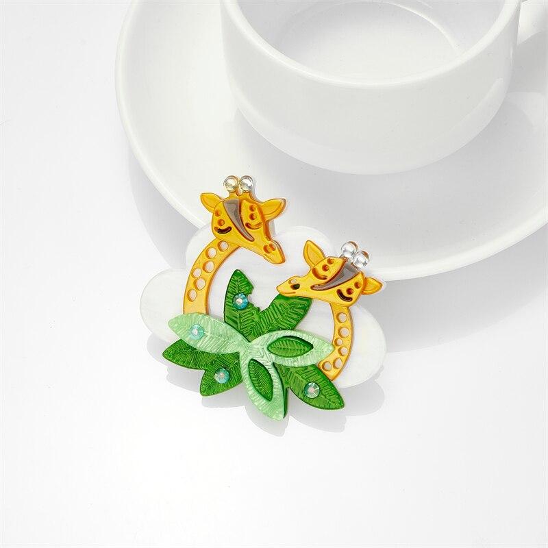 Blucome 2023 New Fashion Acrylic Giraffe Brooch Ladies Exaggerated Cartoon Cute Badge Lapel Brooch Jewelry Gift