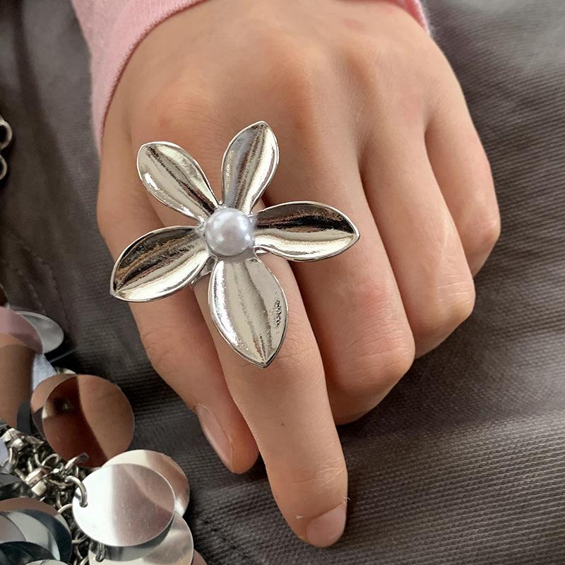 Cold wind pearl flower hollow round opening ring exaggerated simple index finger ring niche high sense ring woman
