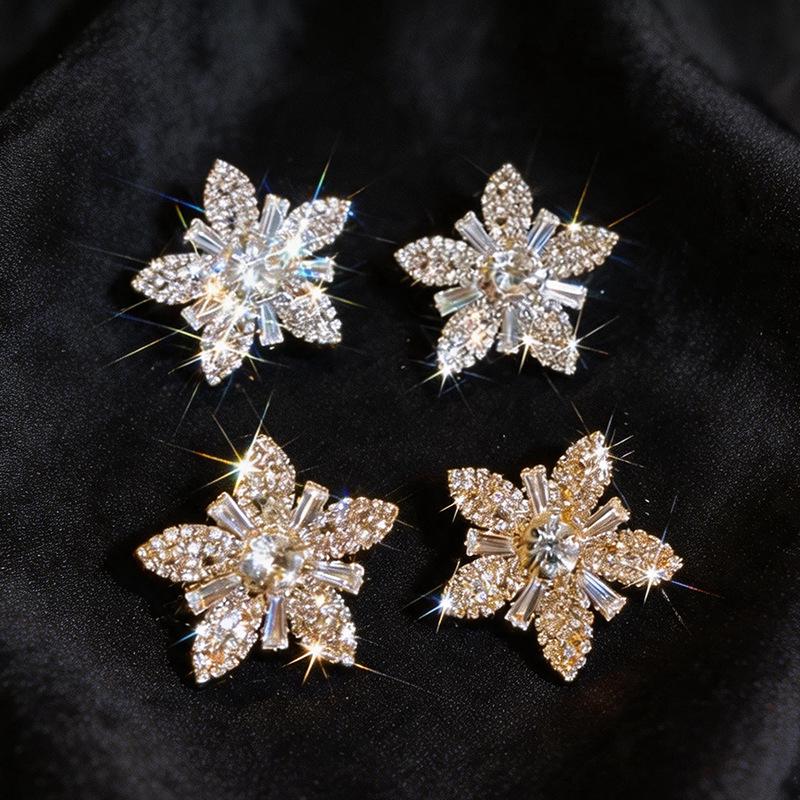 Silver Needle Rhinestone Flower Stud Earrings – Light Luxury Petal Design
