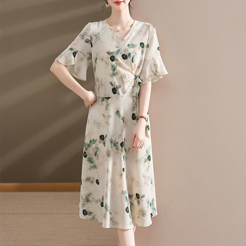 

Summer V-Neck Chiffon Dress 2026: Stylish Waist-Cinched Design for Mom s Youthful Look 4XL [145-160 lbs] светло-зеленый