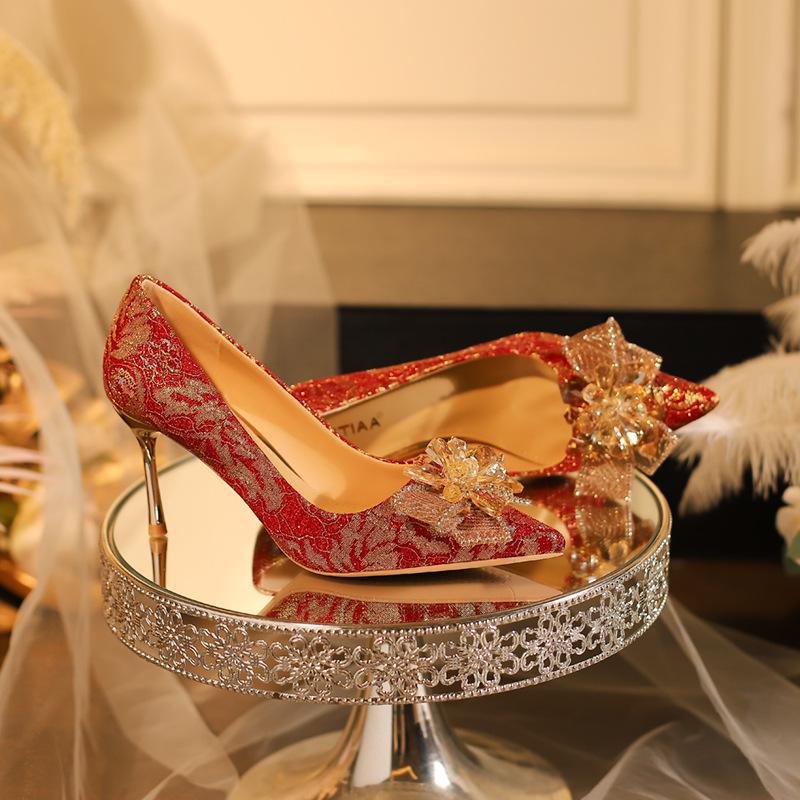 Svatební lodičky Xiuhe: Špičatá špička, Křišťálová mašle, Pohodlné svatební boty v čínském stylu